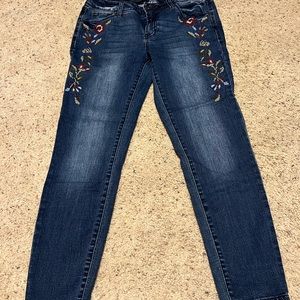 Kensie jeans size 4/27. Cross stitch embroidery on front side. Super cute!